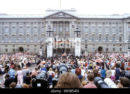 La Folla di wellwishers fuori Buckingham Palace per vedere il principe Charles e Lady Diana Spencer il giorno delle nozze il 29 luglio 1981. Foto Stock