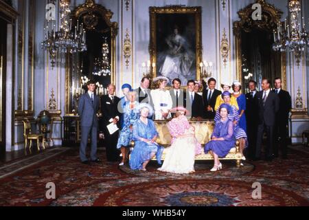 Battesimo del primo figlio, William, del principe e principessa di Galles (Lady Diana Spencer) 29 luglio 1981 - Buckingham Palace. Diana è fiancheggiata dalla Regina Elisabetta Regina madre (nonna per il principe Carlo e la madre per la Regina Elisabetta II e la Regina Elisabetta II (madre del principe Charles e la madre-in-legge di Diana). Nella foto dietro sono il Edward, Conte Spencer (Diana il padre), Frances Shand Kydd (Diana's madre), Prince Edward e il principe Andréj (Charles i fratelli), Princess Anne, la principessa reale (Carlo, la sorella), il Principe Filippo del Duca di Edimburgo e altri.. Foto Stock