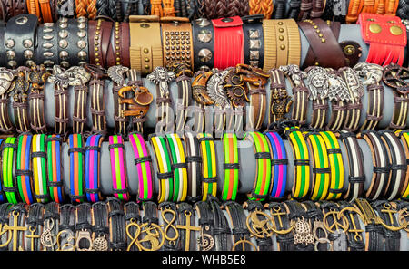 Bracciali in pelle di diverse forme e colori. Cuoio indiano jewelery. Foto Stock