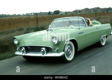 Trasporto su strada 1956. Ford Thunderbird Foto Stock