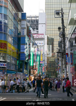 Giappone - Foto di Sean Sprague Akihabara, Tokyo di notte. Foto Stock