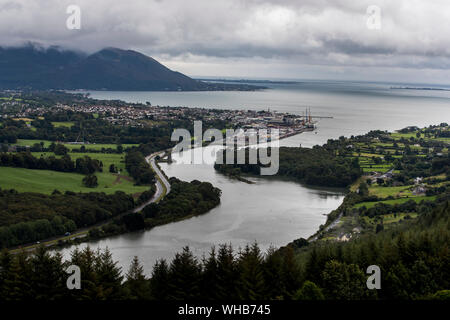 Stretto punto acqua e Warrenpoint Porto visto dal punto di vista di Flagstaff sulle colline al di fuori di Newry dove il fiume Newry fluisce fuori a Carlingford Lough, il Regno Unito e la Repubblica di Irlanda condividono un confine attraverso il Lough. Foto Stock