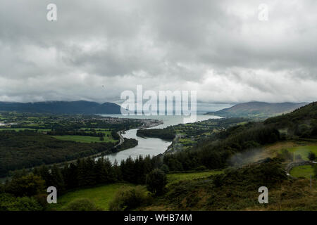 Stretto punto acqua e Warrenpoint Porto visto dal punto di vista di Flagstaff sulle colline al di fuori di Newry dove il fiume Newry fluisce fuori a Carlingford Lough, il Regno Unito e la Repubblica di Irlanda condividono un confine attraverso il Lough. Foto Stock