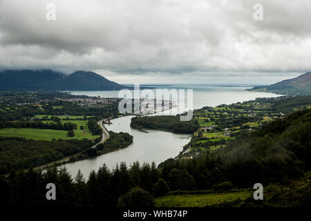 Stretto punto acqua e Warrenpoint Porto visto dal punto di vista di Flagstaff sulle colline al di fuori di Newry dove il fiume Newry fluisce fuori a Carlingford Lough, il Regno Unito e la Repubblica di Irlanda condividono un confine attraverso il Lough. Foto Stock