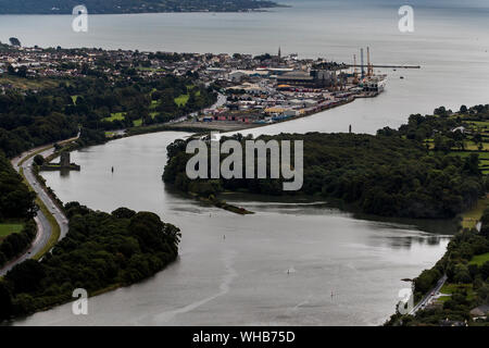 Stretto punto acqua e Warrenpoint Porto visto dal punto di vista di Flagstaff sulle colline al di fuori di Newry dove il fiume Newry fluisce fuori a Carlingford Lough, il Regno Unito e la Repubblica di Irlanda condividono un confine attraverso il Lough. Foto Stock