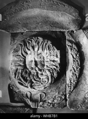 L'acqua e le molle sono tra i molti aspetti della natura che hanno ispirato la venerazione religiosa. Le proprietà medicinali delle molle a Bath erano conosciuti in epoca romana. Gregon la testa dal tempio di Minerva Sulis divinità delle sorgenti di acqua calda a Bath Foto Stock