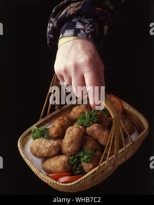 Pollo in un cestello ?. Scampi in un cestello ?. Foto Stock