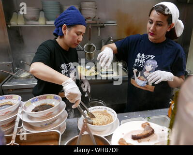 Giappone - Foto di Sean Sprague Akihabara, Tokyo di notte. Ramen ristorante. Foto Stock