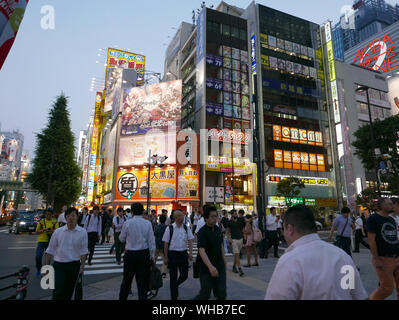 Giappone - Foto di Sean Sprague Akihabara, Tokyo di notte. Foto Stock