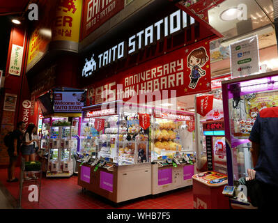 Giappone - Foto di Sean Sprague Akihabara, Tokyo di notte. Foto Stock