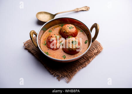 Salan di pomodoro o sabzi di Tamatar o curry. Ricetta di portata principale dell'India. Servita in un recipiente. Messa a fuoco selettiva Foto Stock