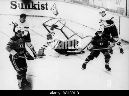 Hockey su ghiaccio 1967 Campionato Mondiale Match in Vienna , Austria : Danimarca v Giappone . L'obiettivo danese cade sul portiere Hans Andreasen durante un attacco sul traguardo danese da giocatori giapponesi. 19 Marzo 1967 Foto Stock