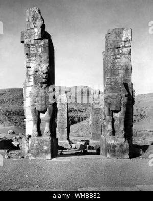 Persepolis : antica città di Persia , capitale dell' Impero Persiano , fondata da Dario . Vicino al moderno Shiraz , Iran . . Una coppia di Lamassu's , stand ad ingresso a riflettere dell impero alimentazione . Foto Stock