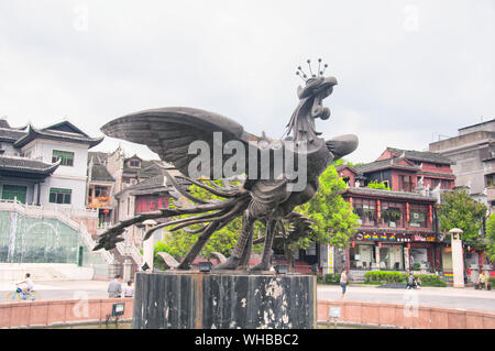 Fenghuang, Cina. Settembre 13, 2015. Una grande statua di Phoenix in Fenghuang antica città su un nuvoloso giorno nella prefettura di Xiangxi, nella provincia del Hunan, mento Foto Stock