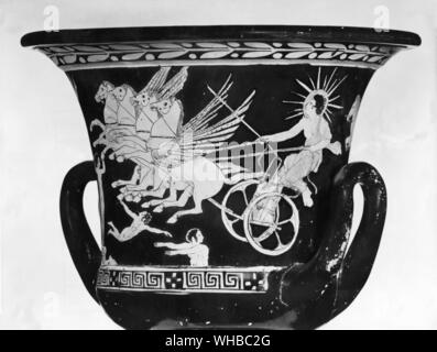 Vaso - Helios - Phaeton - Nella mitologia greca il sole era personificato come Helios (Helius). Helios è stato immaginato come un bel Dio coronato con l aureola splendente del sole, che guidava un carro attraverso il cielo eah giorno a orte-volteggiare Oceanus e attraverso lui mondo-ocean restituiti ad est di notte. Homer descirbed come disegnato da tori solare e Pindaro vide come disegnato da fire-guizzanti destrieri. Ancora più tardi, i cavalli sono stati forniti i nomi di Fiery, Pyrios, Aeos, Aethon e flegonte.. Foto Stock