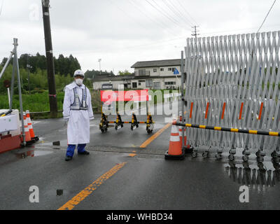 Visita Minamisoma, nel quartiere Haramachiku, una città duramente colpita dalla radiazione perdita dalla Fukushima Daiichi e daini centrali nucleari dopo il terremoto e lo tsunami. La barriera tra sicuri e non sicuri zone. Foto Stock