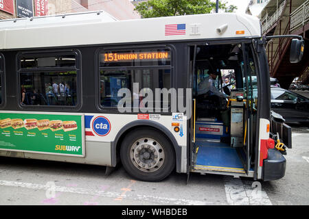 Chicago CTA bus con porte aperte che mostra il conducente del bus 151 servizio alla stazione Union di Chicago, Illinois, Stati Uniti d'America Foto Stock