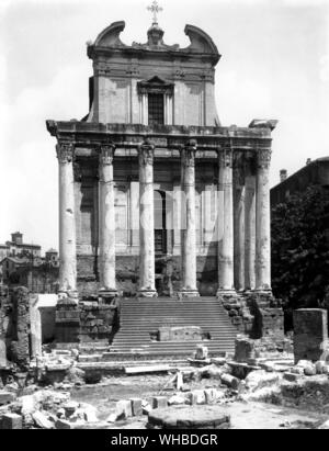 Tempio di Antonino e Faustina , Forum a Roma , Italia Foto Stock