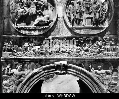 Vittoria di Costantino al Ponte Milvio - bassorilievo dell'Arco di Costantino : Arco di Costantino celebra la vittoria a Ponte Milvio di Costantino I su Massenzio , eretto c. 315 CE posizionato tra il Colle Palatino e il Colosseo , Roma , Italy Foto Stock