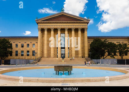 Vista frontale delle colonne e la piscina all'ingresso del museo dell'Arte di Philadelphia Foto Stock