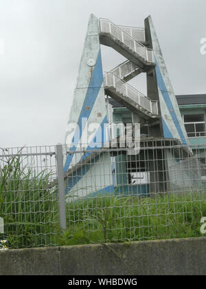 Visita la zona di Fukushima colpite da radiazioni dopo la centrale nucleare incidenti. Un abbandonato high school. Foto Stock