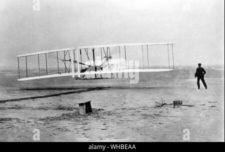 Orville Wright rendendo il primo powered prolungato e controllato in volo la storia del 17 dicembre 1903 . Foto Stock