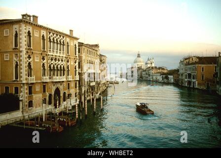 Il Canal Grande con la Basilica di Santa Maria della Salute sulla destra , Venezia , Italia Foto Stock