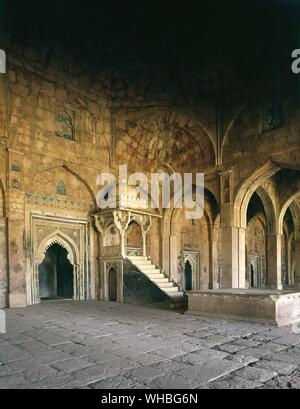 Moschea del Venerdì a Mandu - Interni - Mandu o Mandavgarh, è una città in rovina nel distretto di Dhar nel Malwa regione dell ovest del Madhya Pradesh, India centrale. La moschea più antica risale al 1405 - i migliori essendo la Jama Masjid o grande moschea, un notevole esempio di architettura pashtun.. Foto Stock