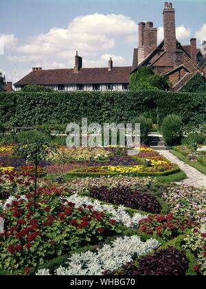 Nash House di Stratford - Nash's House, Shakespeare il luogo del riposo finale e una volta che la casa di Thomas Nash. Nash's House è prevalentemente del XVI secolo nella struttura. Il mezzo in legno frontale è una replica dell'originale sostituito da una facciata di mattoni e stucco a 1700s. All'interno di gran parte dell'timberwork è originale. L'edificio è ora di casa a Stratford il museo di storia locale, alloggiamento molti pezzi di belle giacobino e mobili in stile Tudor. Foto Stock