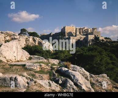 L Areopago di Atene - Areopago o Areios Pagos è il 'collina di Ares', a nord-ovest di l'Acropoli, che in tempi classici funzionava come il chief omicidio tribunale di Atene. Ares è stato supposto di essere stato provato qui dalla divinità per l assassinio di Poseidone figlio di Alirrothios (un esempio tipico di un mito eziologico). In Eumenides di Eschilo (458), l'Areopago è il sito della sperimentazione di Oreste per l'uccisione di sua madre (Clitennestra) ed il suo amante (Aegisthus).. Foto Stock