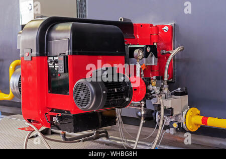Apparecchiature a gas presso la moderna sala caldaie. Bruciatore a gas con controllo della modulazione per la combustione di gas o di gasolio in caldaie ad acqua e caldaia a vapore Foto Stock