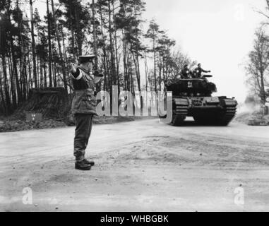 L'esercito britannico in Germania - un Royal Military poliziotto sul traffico in dovere di controllo durante un esercizio nel campo. Maggio 1964 Foto Stock