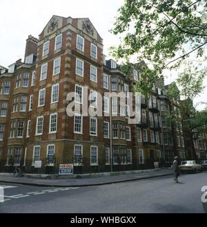 Coleherne Court, Londra SW5 - un grande rosso-mattone blocco mansion, suddivisi in diversi blocchi più piccoli, quali fronti Old Brompton Road, il piccolo Boltons e Redcliffe Gardens. Si tratta di uno dei più grandi blocchi di Palazzo di Kensington ed è famoso per essere la casa di Lady Diana Spencer, alla fine la principessa di Galles, prima che il suo impegno per il Principe Charles. Foto Stock