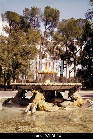 La fontana dei cavalli marini, nei giardini di Villa Borghese , Roma , Italia . . Foto Stock