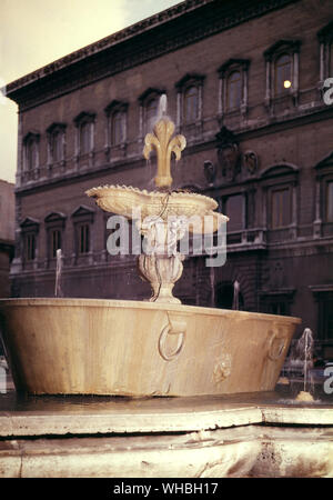 Uno dei Romani vasche da bagno in Piazza Farnese , Roma , Italy Foto Stock