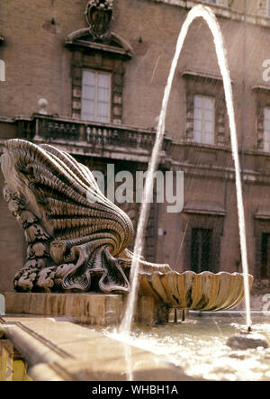 Un dettaglio della fontana di fronte S Maria in Trastevere , Roma , Italia . Foto Stock