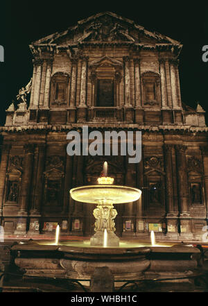 Fontana nella Piazza S Andrea della Valle di notte , Roma , Italy Foto Stock