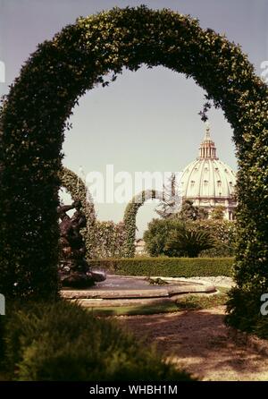 St Peters da giardini vaticani , Roma , Italy Foto Stock