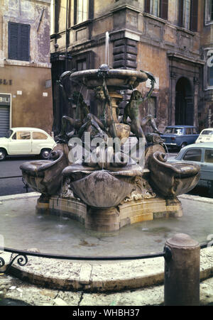 La fontana delle Tartarughe in piazza Mattei , Roma , Italia . . Foto Stock