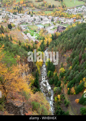 Pré-Saint-Didier: in un ambiente naturale con sorgenti di acque termali, cascate, torrenti e verdi pendii. Foto Stock