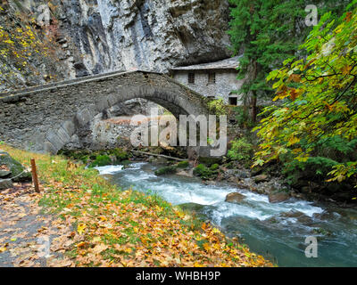 Pré-Saint-Didier: in un ambiente naturale con sorgenti di acque termali, cascate, torrenti e verdi pendii. Foto Stock