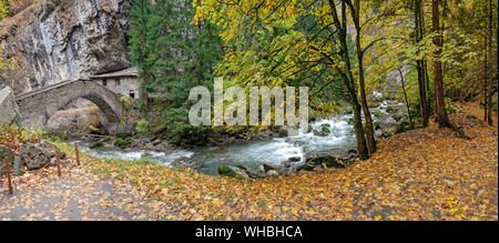 Pré-Saint-Didier: in un ambiente naturale con sorgenti di acque termali, cascate, torrenti e verdi pendii. Foto Stock
