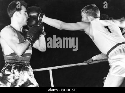 Aus., Melbourne, Olimpiadi, 1956: Terry Spinks di Gran Bretagna (destra) versus Marceau Dubreseu (Romania) durante la centrifuga finale. Foto Stock