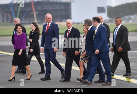 Il ministro degli affari esteri Simon COVENEY (4a sinistra) incontra il Vice Presidente USA Mike pence (centro) come egli arriva all'aeroporto di Shannon per l'inizio di una visita ufficiale in Irlanda. Foto Stock