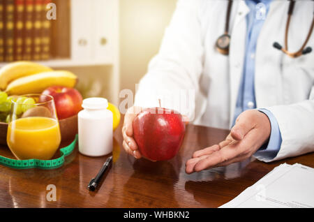 Nutrizionista in ufficio preferisce mangiare sano Foto Stock