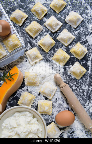 Materie tradizionali ravioli di zucca e ricotta con la farina, rosmarino, uovo artigianale, il processo di cottura, vista dall'alto Foto Stock