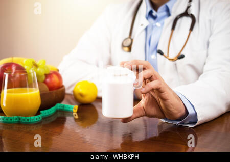 Dietista consiglia di integratori alimentari Foto Stock