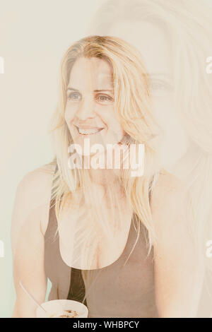 Donna sorridente con il caffè in una caffetteria, doppia esposizione Foto Stock