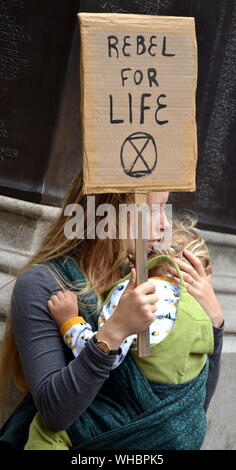 Ribellione settentrionale manifestanti, parte del movimento globale estinzione della ribellione, marciò attraverso Manchester, UK, e ha tenuto una serie di die-ins per sollecitare l azione sul cambiamento climatico il 2 settembre, 2019. Protesta i siti inclusi Barclays Bank, Primark store e la banca HSBC. Questo è stato il quarto giorno di una protesta che ha bloccato Deansgate, una strada principale nel centro di Manchester. Foto Stock