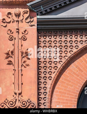 Dettaglio della terra cotta sulla Germania Club edificio nella città vecchia Foto Stock